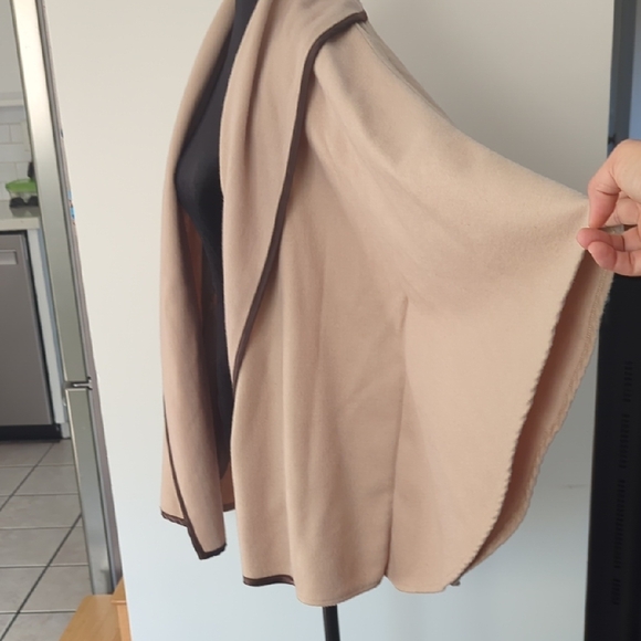 Source Unknown Beige Cape with Dark Edging - Picture 3 of 16
